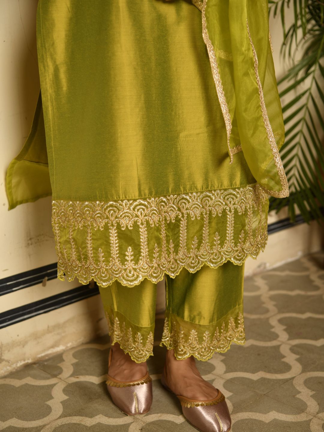 Green Art Silk Kurta Set with Scalloped Zari Embroidered Details